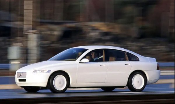 Когато първото поколение на Volvo S80 излиза от производство през 2006 г., то имитира ECC ( екологичен концептуален автомобил), който е представен за първи път през 1992 г.
Проектиран да пътниците при катастрофа, ECC е лек, с елегантни линии, здрав и пестели. Мощността му е подкрепена от газова турбина, комбинирана с електрически двигател.
